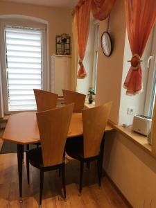 Familienfreundlich Wohnen im Miriquitdi Erzgebirge的厨房配有木桌、椅子和柜台