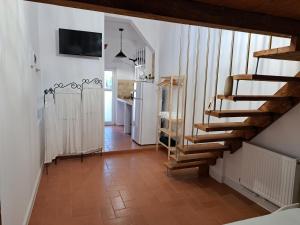 南埃福列Casa Doros的客房设有楼梯和带冰箱的厨房