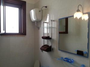 圣卡特琳娜迪纳德啾啾公寓的一间带镜子、卫生间和窗户的浴室