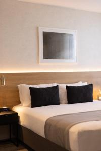 哈士汀Quest Hastings的酒店客房 - 带一张大床和两个枕头