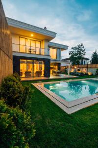 萨潘贾New Balturk Villas Sapanca的庭院中带游泳池的房子