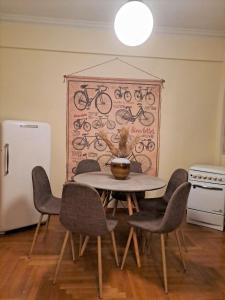 雅典Central Museum Comfort Appartment的厨房配有桌椅和自行车墙