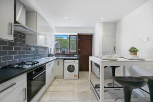 阿伯丁Faulds Crescent Lodge ✪ Grampian Lettings Ltd的厨房配有炉灶、水槽和洗碗机。
