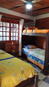 里韦拉Casa Matisa的房屋内设有一间带两张双层床的卧室