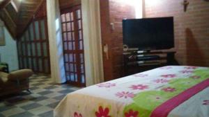 里韦拉Casa Matisa的一间卧室配有一张床和一台平面电视