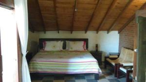 里韦拉Casa Matisa的一间卧室设有一张大床和砖墙