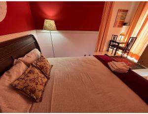 萨尔瓦多巴洛克巴伊亚酒店的一间卧室设有一张红色墙壁的大床