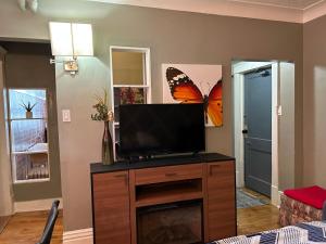 温尼伯Maryland Homestay in Winnpeg downtown的客厅配有带蝴蝶的电视