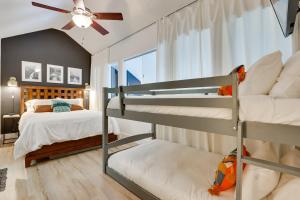 弗瑞斯科Copper Mountain Vacation Rental Walk to Ski Lift!的一间卧室设有两张双层床和吊扇