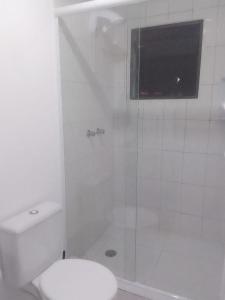 莫日-达斯克鲁济斯Apartamento Completo A25 Flat Centro的白色的浴室设有淋浴和卫生间