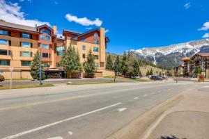 弗瑞斯科Copper Mountain Vacation Rental Walk to Ski Lift!的山间酒店前的一条空街