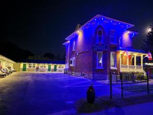 戈德里奇Maple Leaf Motel的一座晚上有蓝色灯光的建筑