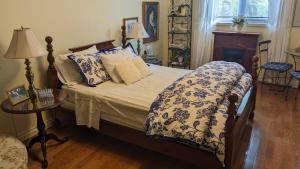 奥克维尔Greater Toronto B&B的一间卧室配有一张带蓝色和白色棉被的床