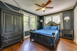 杰克逊维尔Jacksonville Vacation Rental with Deck!的一间卧室配有一张床和吊扇