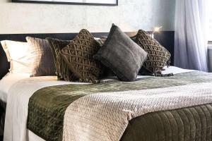 阿雷格里港Art Hotel Transamerica Collection的床上有许多枕头