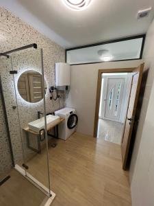 普莱克Apartment Summer Night的一间带卫生间、水槽和镜子的浴室