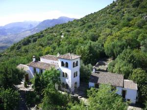 埃尔加斯托尔阿尔加罗巴勒斯乡村旅馆的山景别墅的空中景致