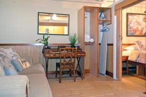 科洛阿Kuhio Shores 207的客厅配有桌子和床。