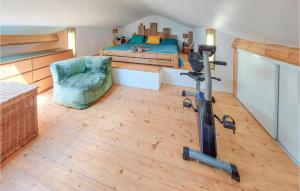 弗朗舍维尔Gorgeous Home In Francheville With Wifi的一间带一张床和跑步机的卧室