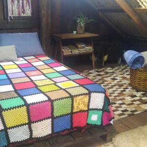 SapirangaCabana Bambu的房间里的床上有一张多彩的被子