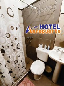 PericoHotel AEROPUERTO Jujuy的一间带卫生间和水槽的酒店浴室