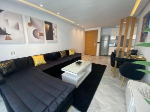 卡萨布兰卡Corniche Casablanca - Black New的客厅配有黑色沙发和桌子
