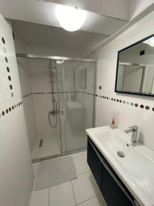 伊斯坦布尔Mükemmel Deniz Manzaralı Lüks的带淋浴、盥洗盆和镜子的浴室