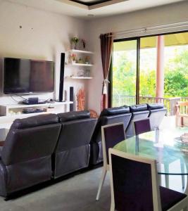 Gadok 1Vimala Hills FARLA Villa - 3BR的带沙发和玻璃桌的客厅
