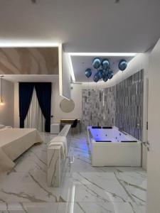 拉戈帕特里亚REDAMARE SUITE的酒店客房设有浴缸和卧室。