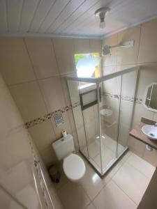 阿布拉奥Descanso do Jordão的一间带卫生间和玻璃淋浴间的浴室