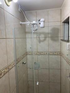 里约热内卢KITNET MOBILIADA - PENHA的浴室里设有玻璃门淋浴