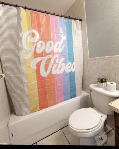 迈阿密MiLuSol的浴室设有卫生间和色彩缤纷的浴帘。