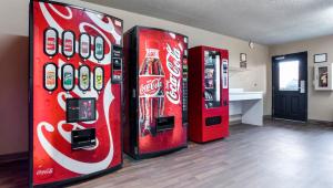 蒙哥马利Home 1 Suites Extended Stay的房间里的两台可乐自动售货机