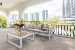 迈阿密Miami Downtown 2 Bedrooms Apartment - 10 minutes to Beach - 5 minutes to Wynwood的客厅配有沙发和阳台桌子
