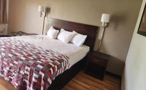 孟菲斯Red Roof Inn Memphis - Airport的酒店客房,配有一张床和两盏灯