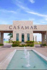 圣卡洛斯Lujoso y Familiar Apartamento de Playa y Golf en San Carlos Panamá的一座大型建筑,前面有一个喷泉