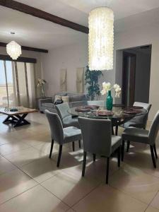 圣卡洛斯Lujoso y Familiar Apartamento de Playa y Golf en San Carlos Panamá的客厅配有餐桌和椅子