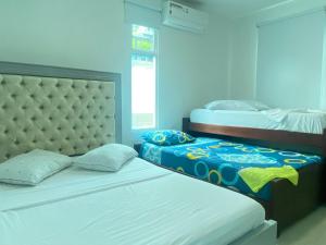 雷斯特雷波CASA LOS PORTILLOS的一间卧室设有两张床和窗户。