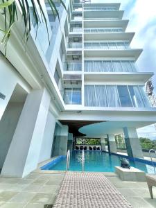 PinelengRogers Hotel Manado的享有带游泳池的大楼的外部景致