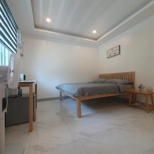 莫阿尔博阿TuloMir #C 뚤로미르 행복한 2인실的卧室配有一张床和一张桌子