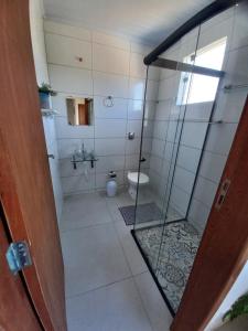 佩尼多Chalé Penedo Charmosa的带淋浴、卫生间和盥洗盆的浴室