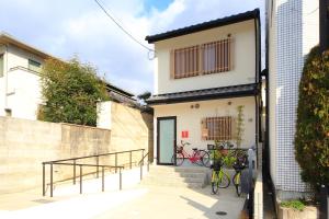 京都Haku Tofukuji的外面有自行车停放的房子