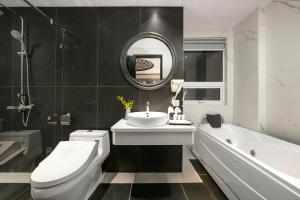 河内Shining Central Hotel & Spa的浴室配有盥洗盆、卫生间和浴缸。