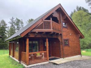 基斯Norwegian Log Cabin The Roe Deer -sauna & hot tub的小木屋设有阳台和甲板