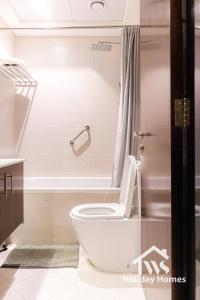 迪拜The Urban Oasis - Serenity的一间带卫生间和淋浴的浴室