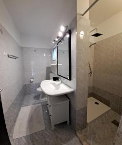 诺维格勒伊斯特拉Apartments Mari的一间带水槽和镜子的浴室