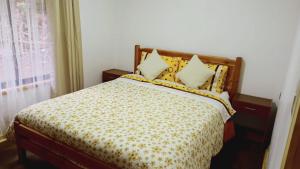 柯纳里佩Cabaña en Coñaripe Sector Termas Geométricas的一间卧室配有一张黄色和白色的被子。