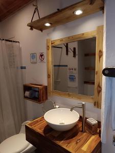 RincónHotel Casa Sattva- Bed & Breakfast的一间带水槽、卫生间和镜子的浴室