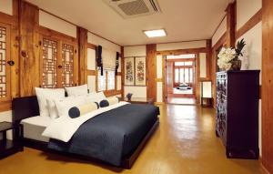 南原市Hanok Stay Namwonyechon by Kensington的一间卧室,卧室内配有一张大床