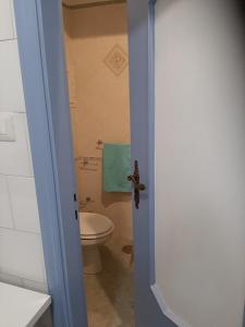 拉维罗Dan Ravello的一间带卫生间和蓝色门的浴室